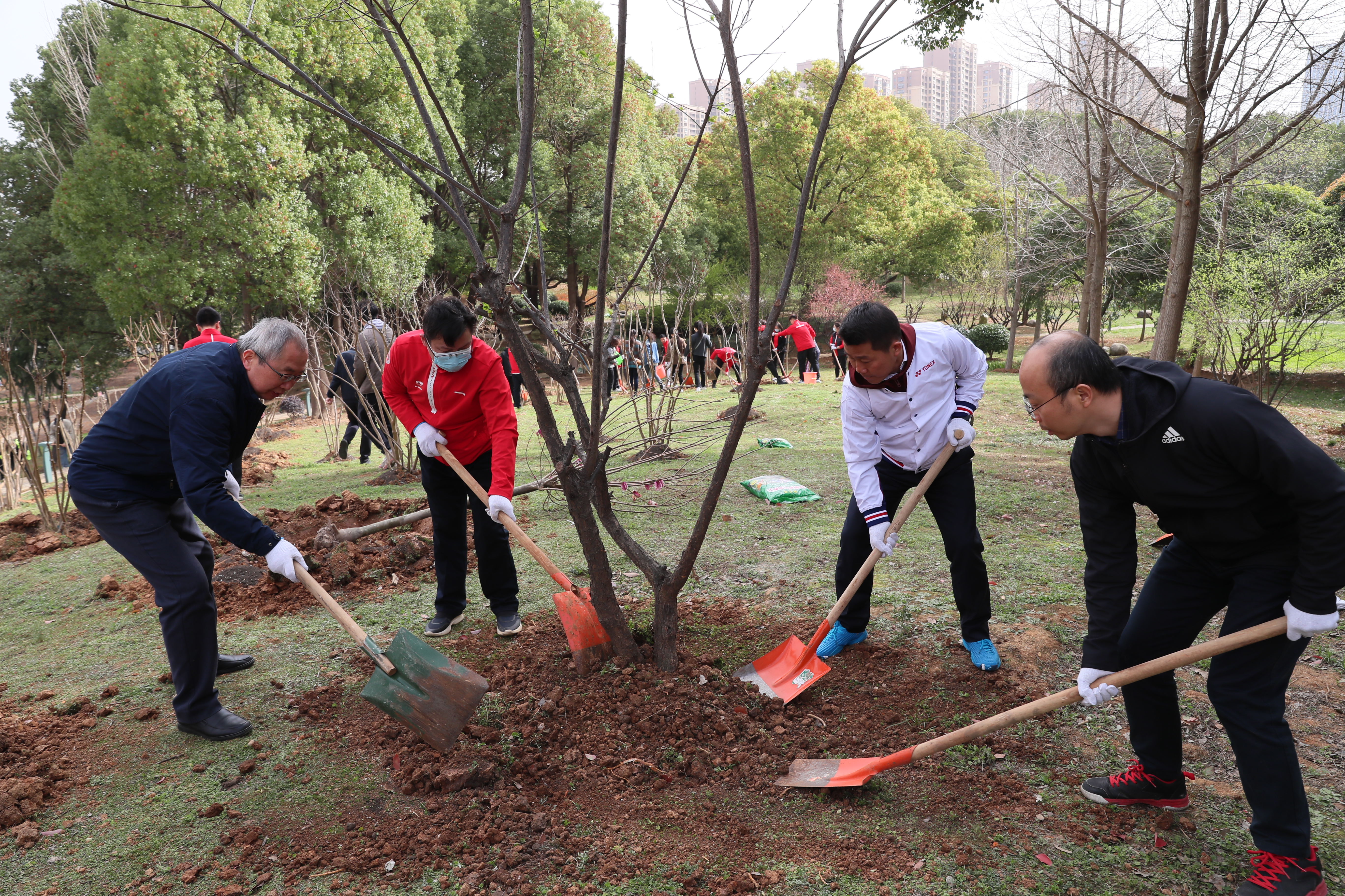 公司開展春季義務(wù)植樹活動 爭創(chuàng)全省體育場館首個(gè)4A級旅游景區(qū)