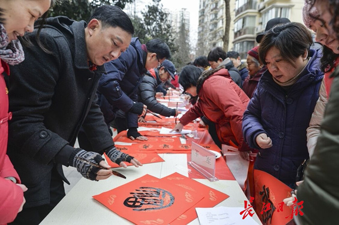 這一天，居民激動了，第一次在社區(qū)里升國旗唱國歌(圖1)