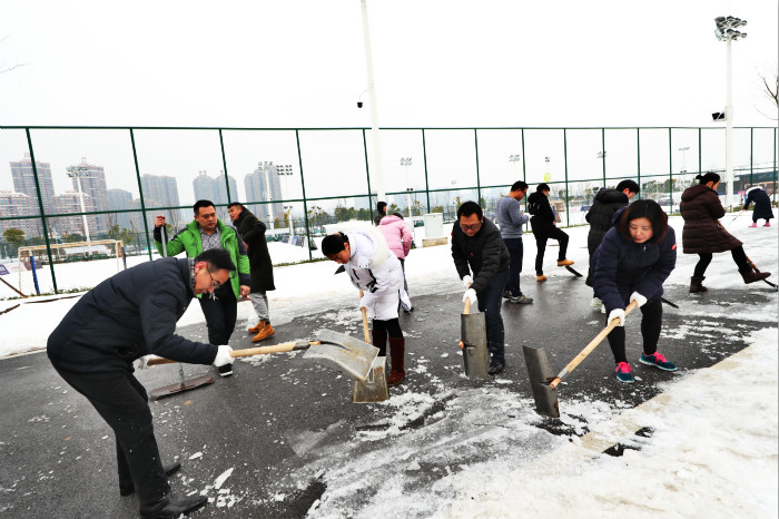 一場(chǎng)雪，體育中心美得不要不要的</br>但最美的風(fēng)景還是他們(圖5)