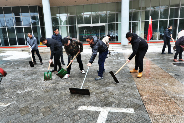 一場(chǎng)雪，體育中心美得不要不要的</br>但最美的風(fēng)景還是他們(圖12)