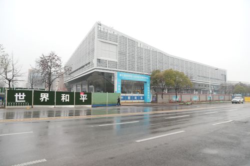 四百建設者奮戰(zhàn)軍運會主場館(圖4)