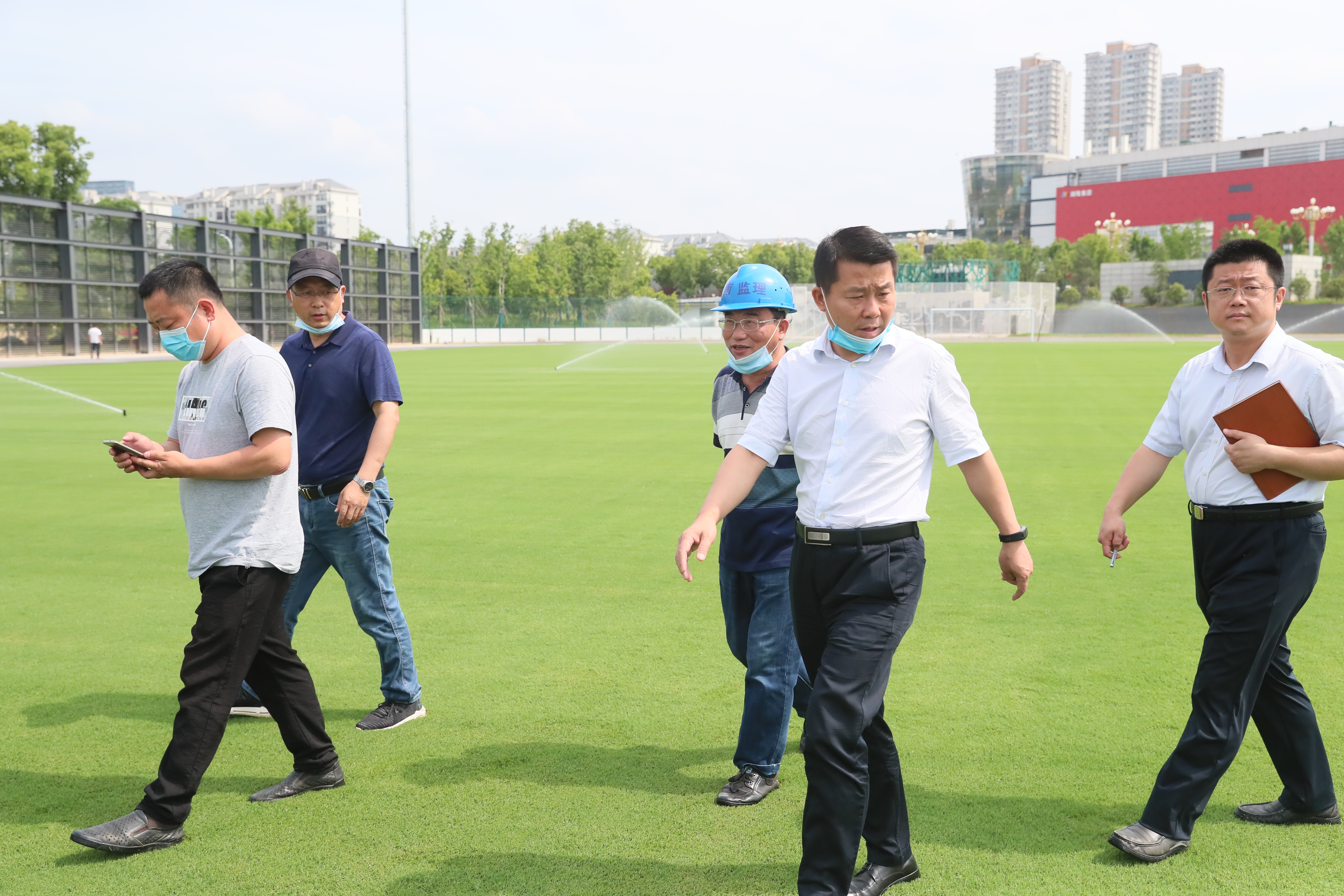 吳志鋒檢查軍運會場館續(xù)建恢復及開閉幕式臨建拆除等項目進展情況(圖1)