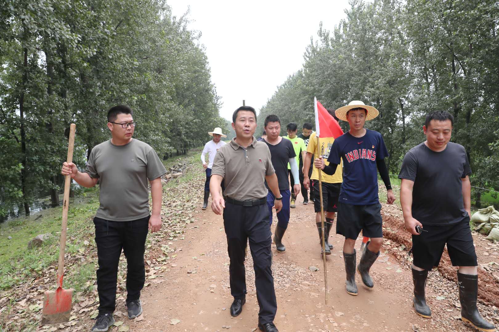 吳志鋒帶隊巡堤(圖1)